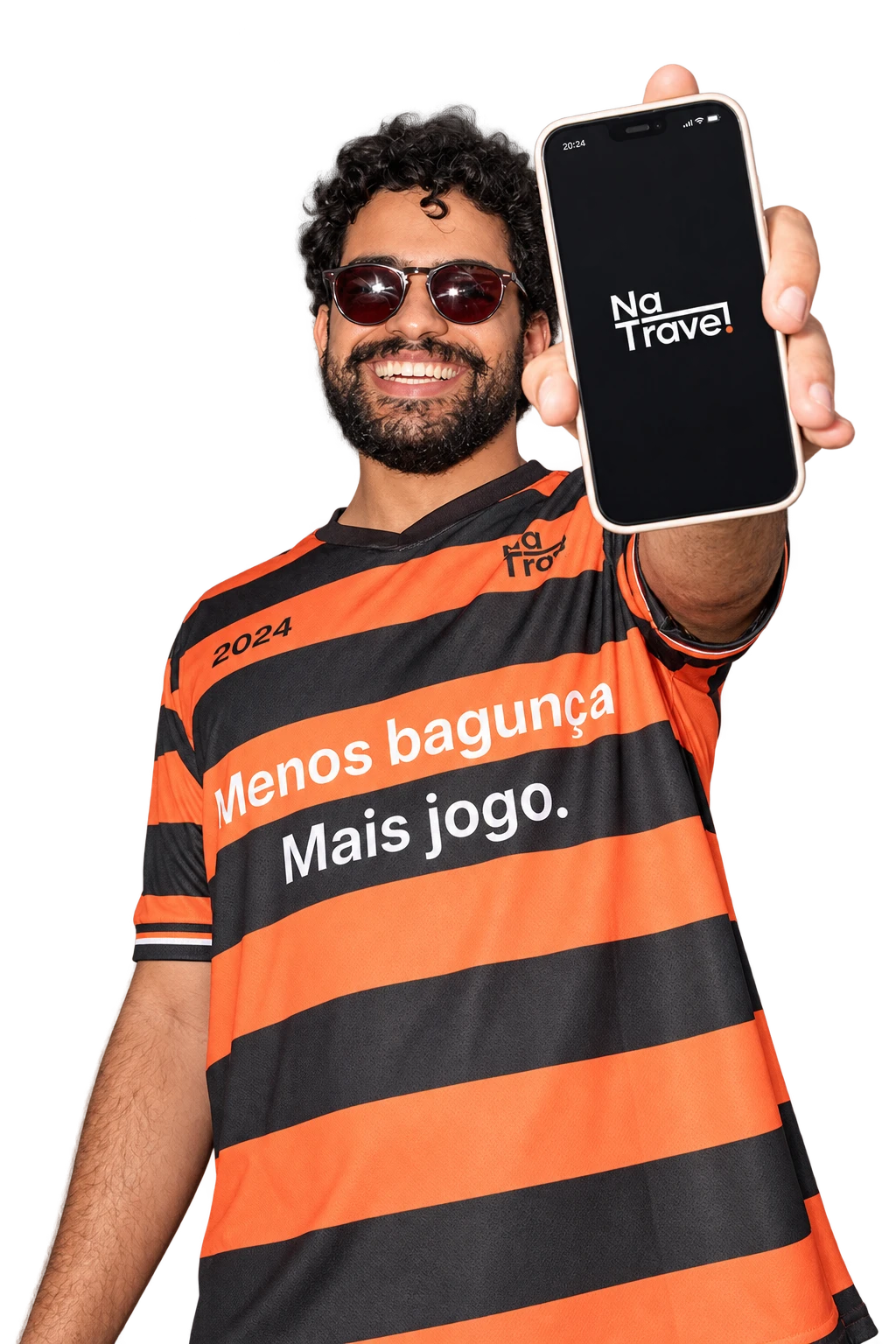 Criador do NaTrave!, de óculos escuros e camiseta laranja e preta, mostrando o aplicativo no celular